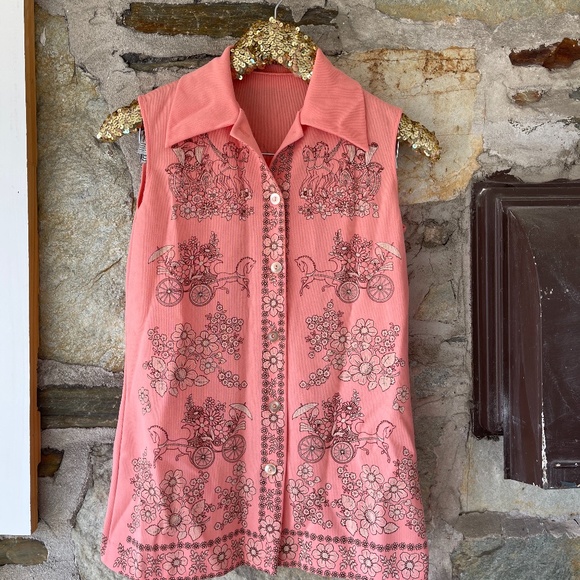 Vintage Peach Button Tank W/ Horses and Carriages